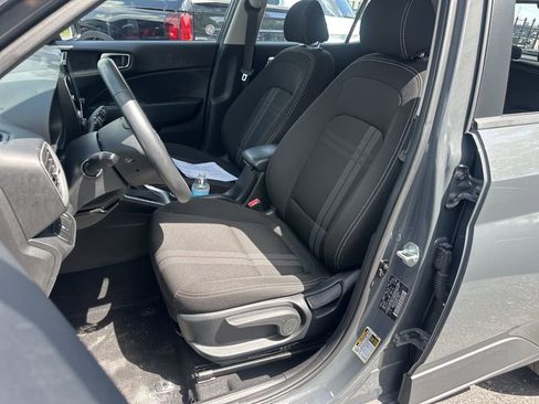 Used 2025 Hyundai Venue SEL FWD image 6