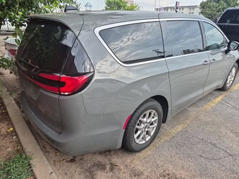 Used 2025 Chrysler Pacifica Select FWD image 9