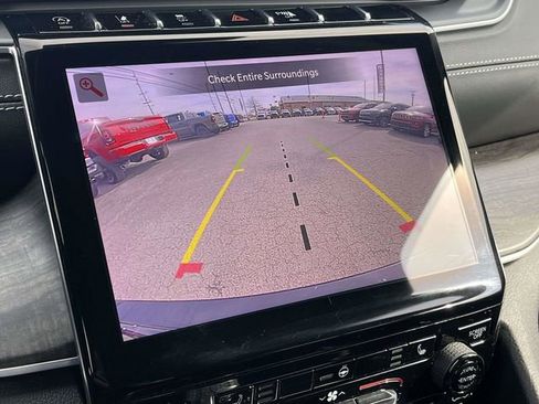 Used 2023 Jeep Grand Cherokee Limited w/ Black Appearance Package image 31