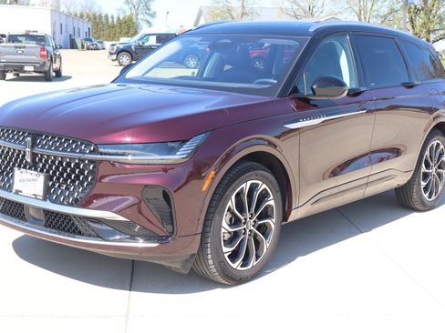Used 2025 Lincoln Nautilus Reserve AWD/4WD image 2