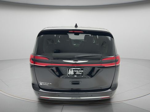 Used 2024 Chrysler Pacifica Touring-L FWD image 6