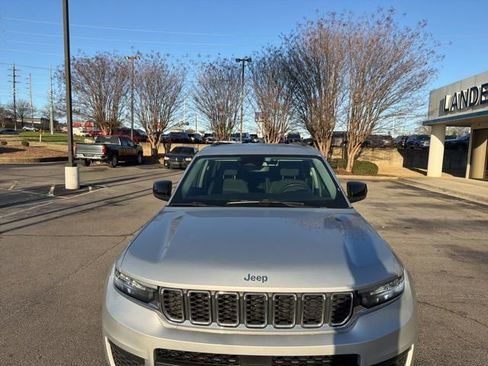 Used 2023 Jeep Grand Cherokee L Laredo image 9