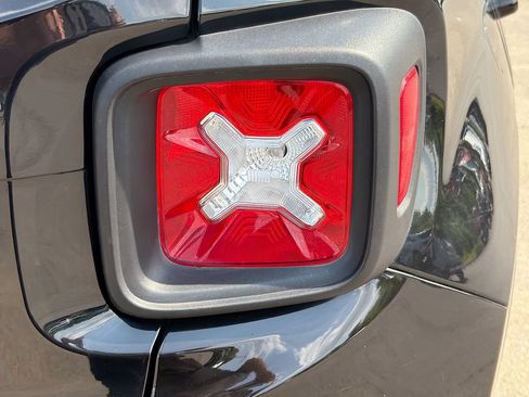 Used 2019 Jeep Renegade Latitude FWD image 11