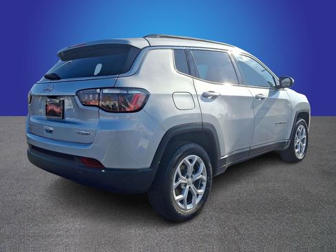 Used 2024 Jeep Compass Latitude image 6