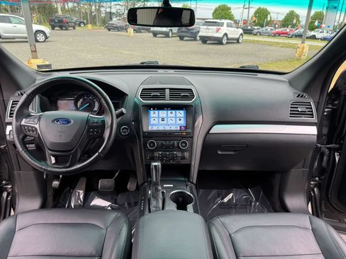 Used 2017 Ford Explorer XLT w/ Equipment Group 202A FWD image 25