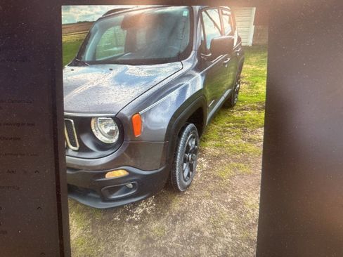Used 2018 Jeep Renegade Latitude w/ Cold Weather Group AWD/4WD image 4