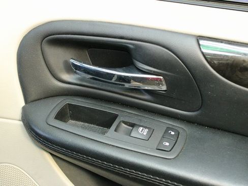 Used 2018 Dodge Grand Caravan SE w/ UConnect Hands-Free Group image 8