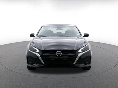 Used 2025 Nissan Altima 2.5 SV FWD image 2