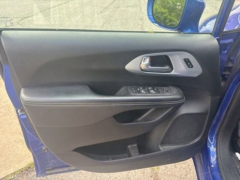 Used 2020 Chrysler Pacifica Touring-L FWD image 14