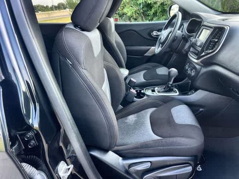 Used 2018 Jeep Cherokee Latitude FWD image 12