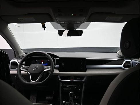 New 2026 Volkswagen Taos SE image 10