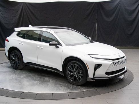 Used 2025 Toyota Crown Signia image 2