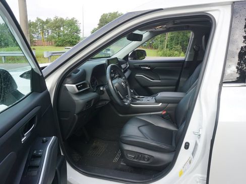 Used 2022 Toyota Highlander XLE FWD image 2