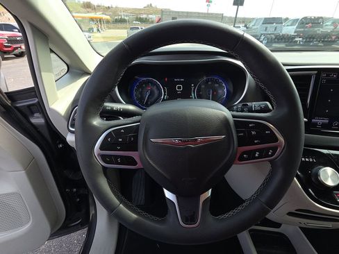 Used 2023 Chrysler Pacifica Touring-L FWD image 17