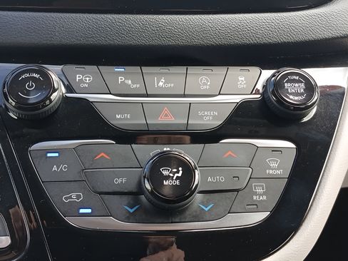 Used 2020 Chrysler Pacifica Touring w/ Advanced Safetytec Group FWD image 17