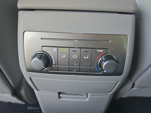 Used 2011 Toyota Highlander SE w/ Tow Pkg FWD image 12