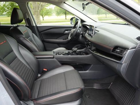 Used 2025 Nissan Rogue SV AWD/4WD image 30