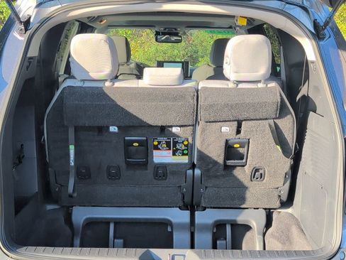 Used 2025 Toyota Sienna LE w/ LE Plus Package image 5