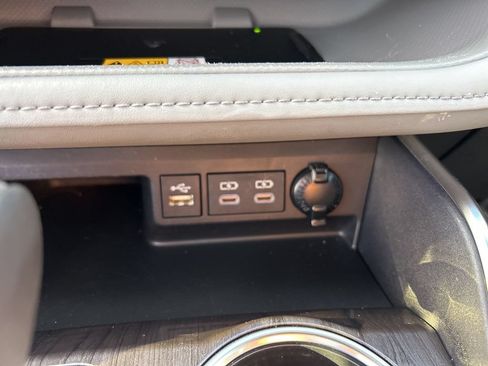 Used 2024 Toyota Highlander Platinum FWD image 44