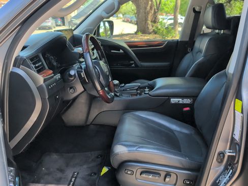 Used 2017 Lexus LX 570 4WD w/ Luxury Package image 29