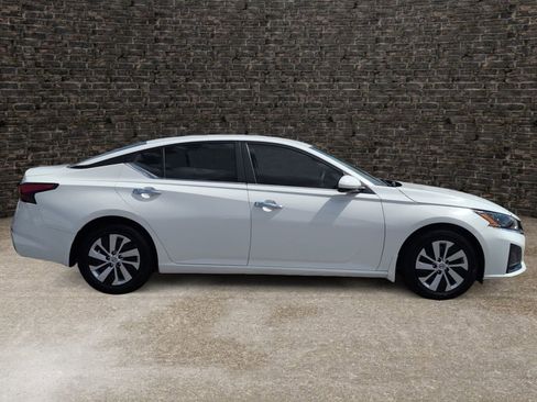 Used 2023 Nissan Altima 2.5 S image 3