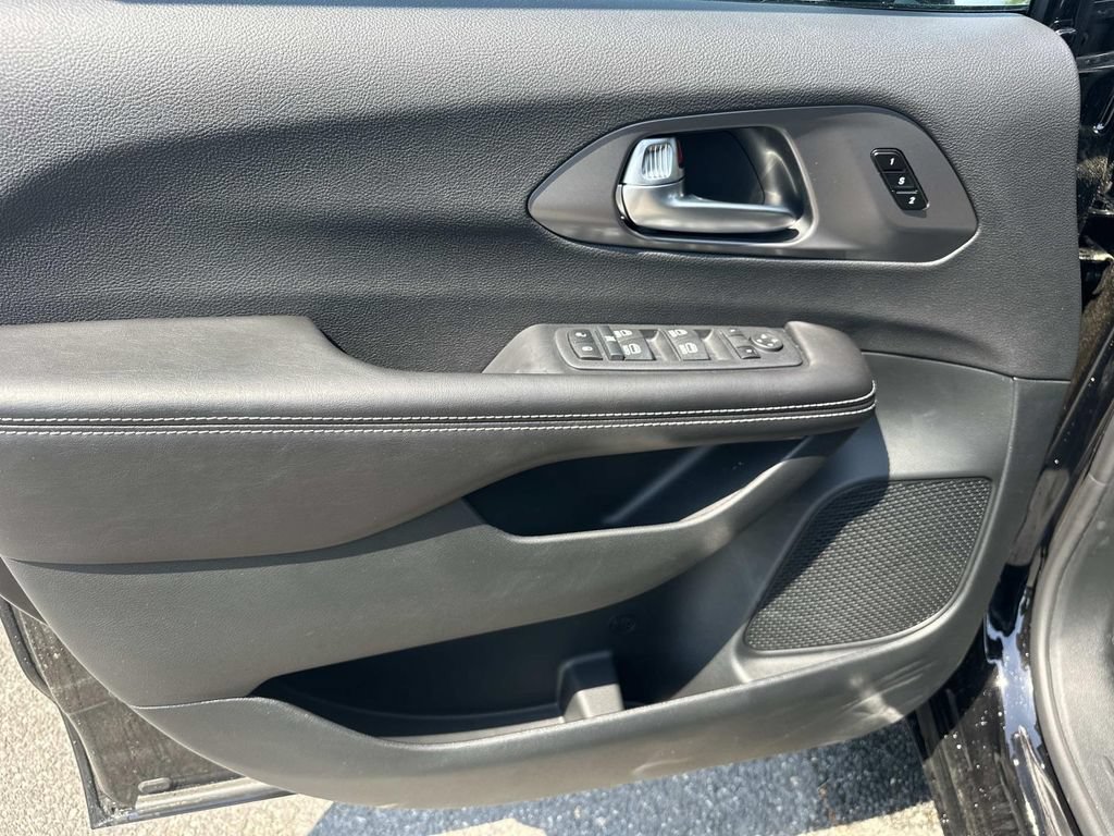 New 2026 Chrysler Pacifica Select w/ S Appearance Package FWD image 17