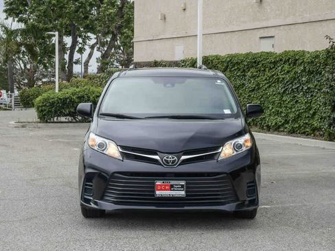 Used 2020 Toyota Sienna LE w/ Carpet Mat Package FWD image 2