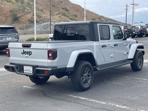 Used 2024 Jeep Gladiator Sport AWD/4WD image 6