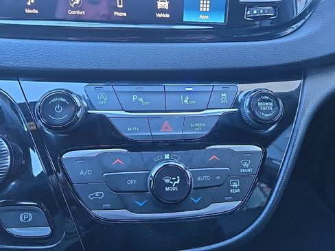 Used 2025 Chrysler Pacifica Select image 54