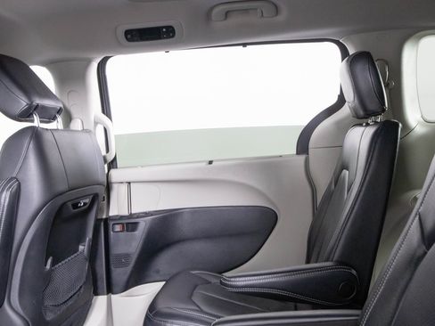 Used 2022 Chrysler Pacifica Touring-L image 16