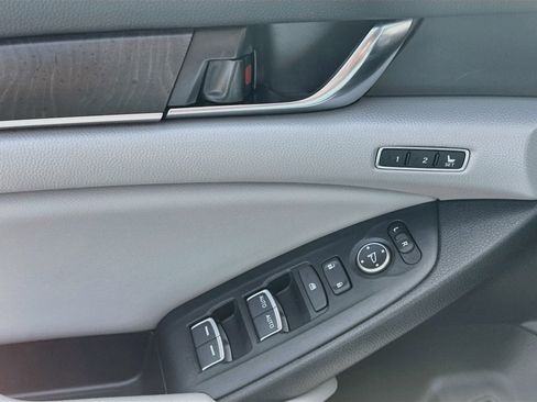 Used 2019 Honda Accord Touring image 16