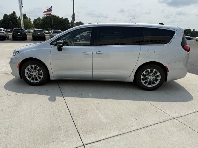 Used 2026 Chrysler Pacifica Limited FWD image 5