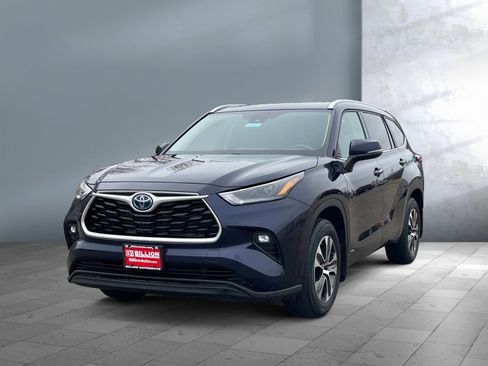 Used 2022 Toyota Highlander XLE image 1
