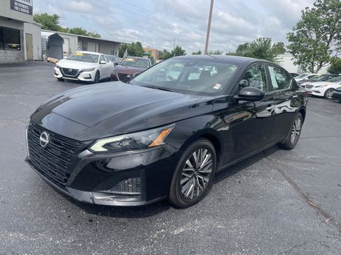 Used 2023 Nissan Altima 2.5 SV FWD image 2