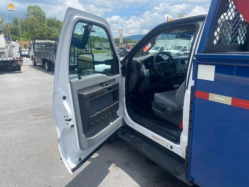 Used 2014 Ford F550 4x4 Regular Cab Super Duty image 8