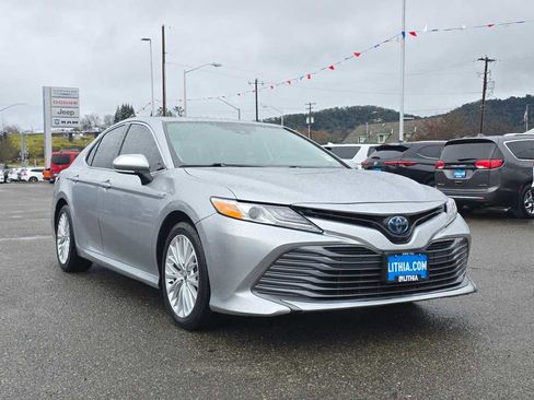 Used 2020 Toyota Camry XLE w/ Sunroof Package image 7