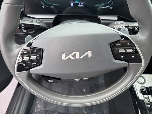 Used 2023 Kia Niro EX image 25