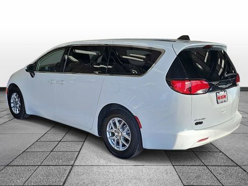 Used 2023 Chrysler Voyager LX FWD image 7