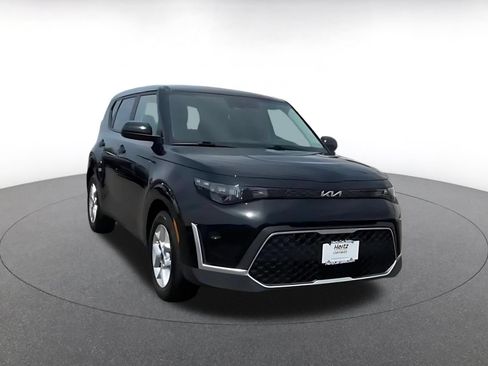 Used 2025 Kia Soul LX w/ LX Technology Package FWD image 3