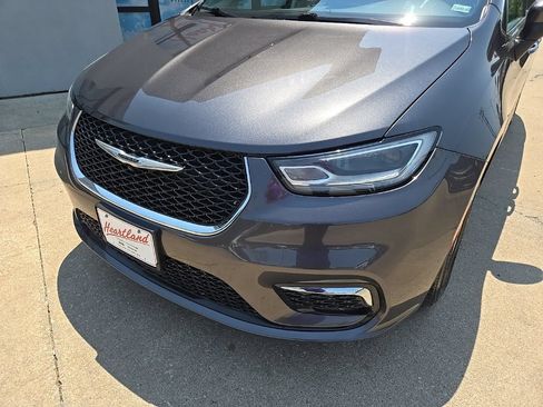 Used 2023 Chrysler Pacifica Touring-L FWD image 16