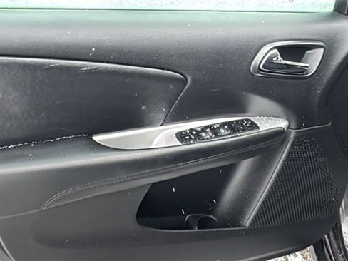 Used 2019 Dodge Journey SE w/ Blacktop Package image 9