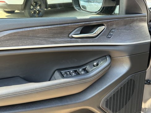 New 2025 Jeep Grand Cherokee Limited w/ Black Appearance Package image 13