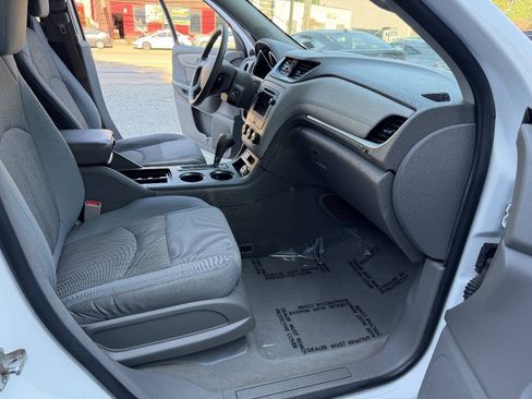 Used 2017 Chevrolet Traverse LS AWD/4WD image 19