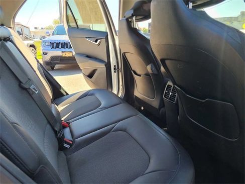 Used 2023 Kia Niro EX image 19