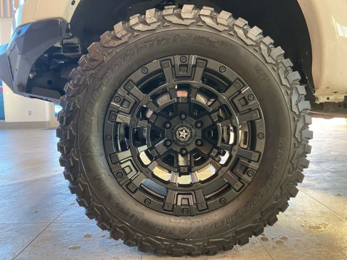 Used 2023 Ford F150 Lariat w/ Equipment Group 502A High image 9