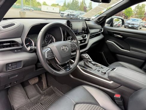 Used 2021 Toyota Highlander XSE AWD/4WD image 16