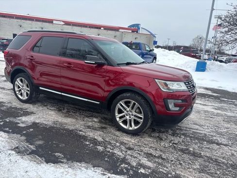Used 2016 Ford Explorer XLT w/ Equipment Group 202A image 10