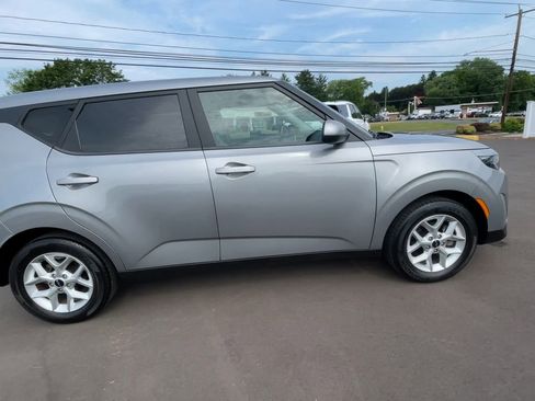 Used 2023 Kia Soul LX w/ LX Technology Package FWD image 9
