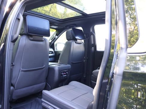 Used 2025 Chevrolet Suburban High Country AWD/4WD image 46