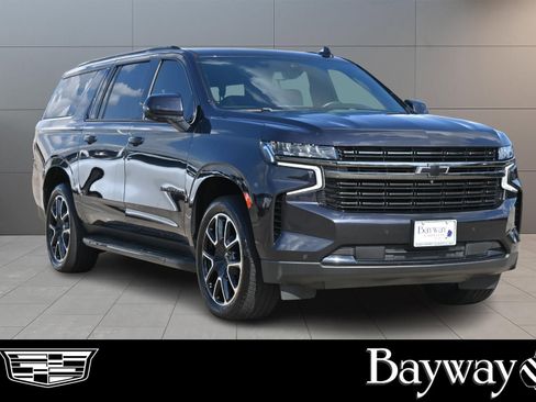 Used 2022 Chevrolet Suburban RST w/ Luxury Package RWD image 3